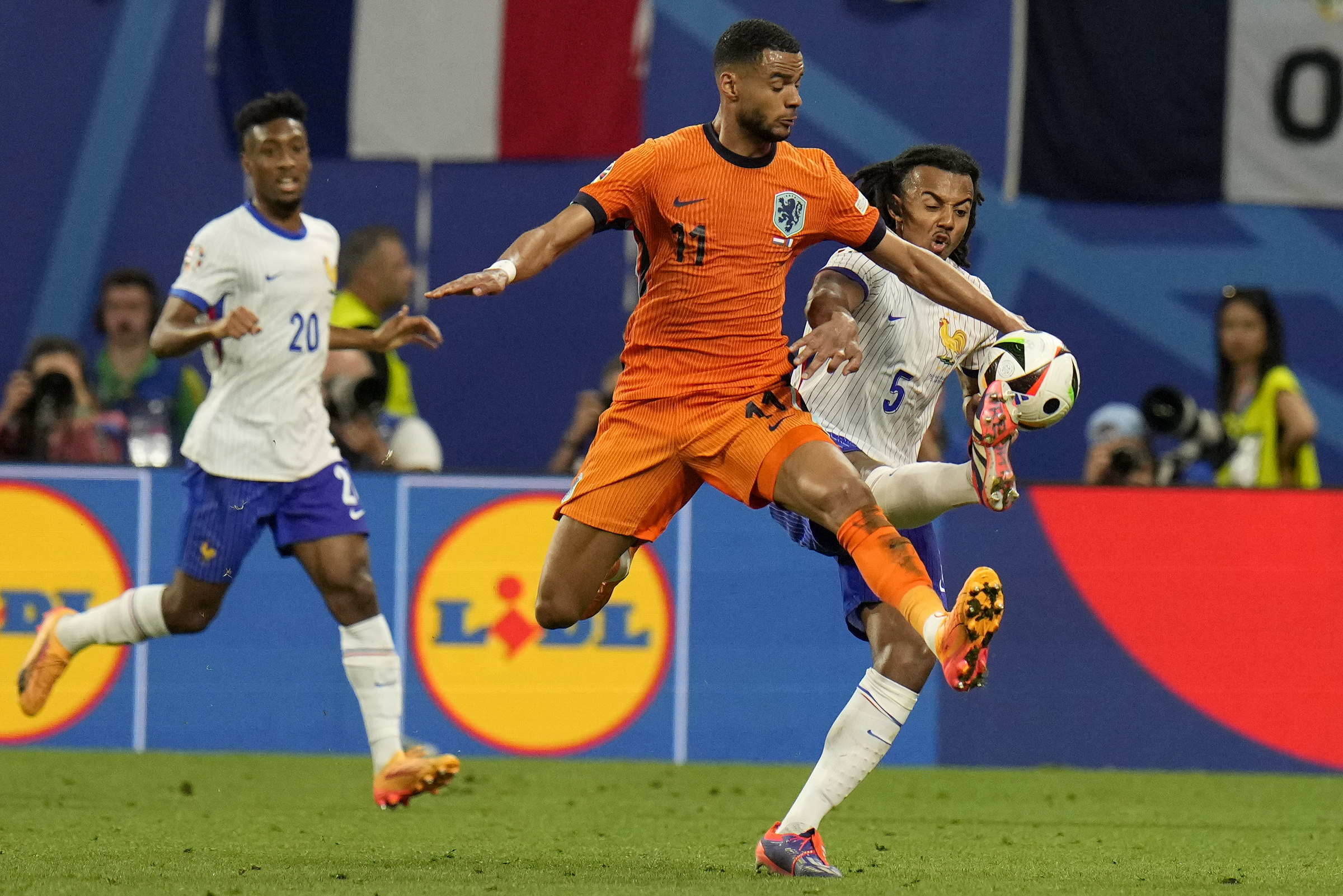 Tiền đạo Hà Lan Cody Gakpo tranh bóng với hậu vệ Pháp Jules Kounde trong trận đấu ở bảng D Euro 2024 trên sân Leipzig, Đức ngày 21/6. Ảnh: AP